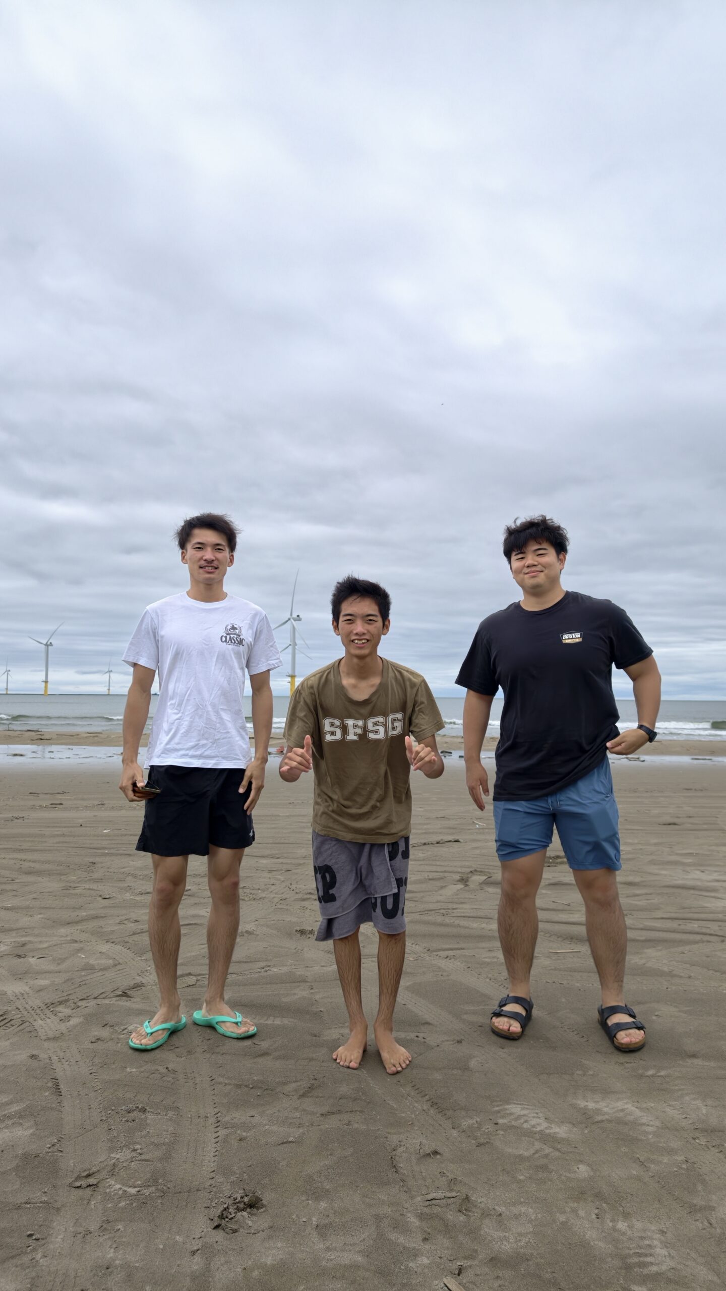 完全未経験の20代男性2人組がサーフィン初挑戦！「やじろべえバランス」を使いテイクオフ成功