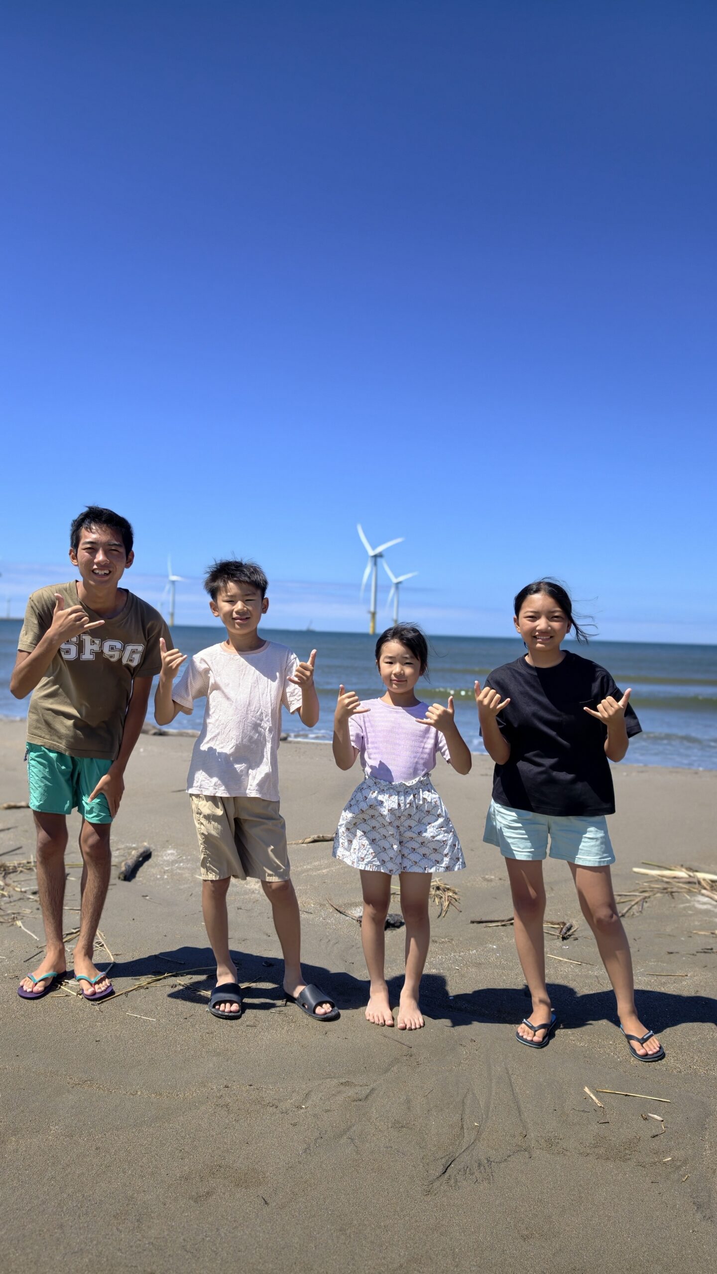夏休みの海を満喫！サーフィン未経験の兄妹が揃ってチャレンジ！